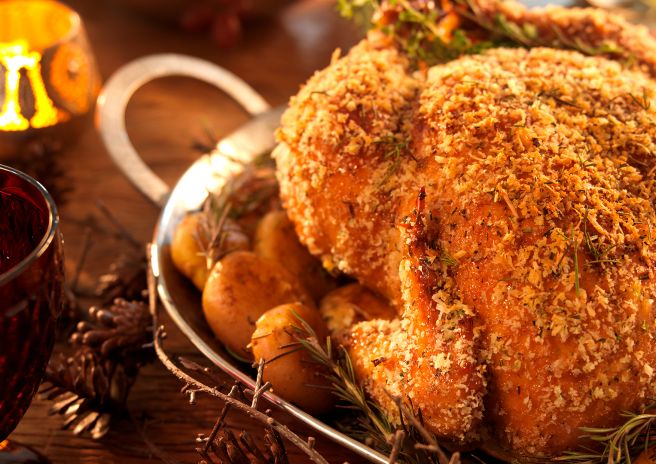 Chester assado com crosta de ervas e batatas ao murro