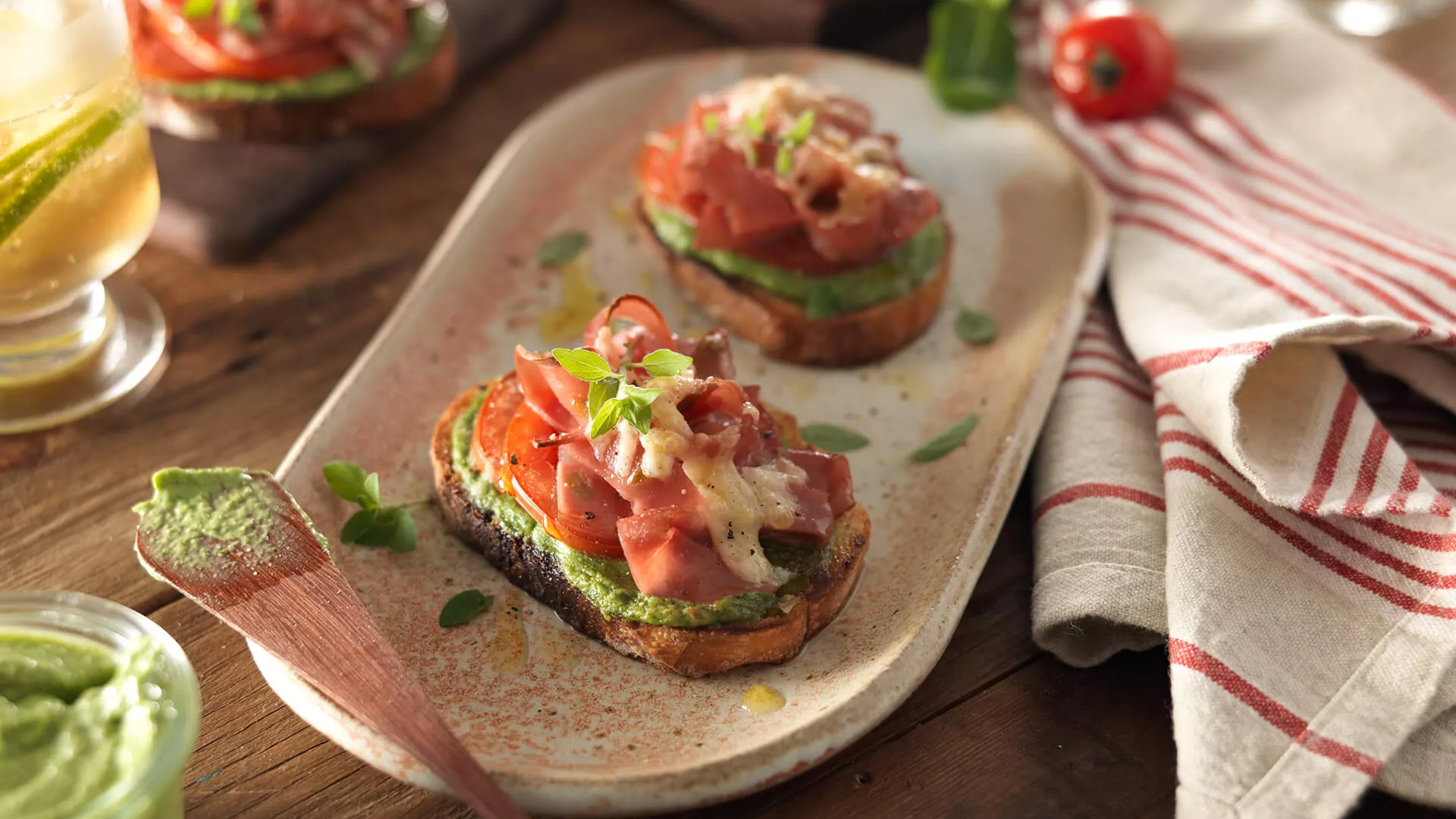 foto da receita Bruschetta de Mortadela Ouro com Azeitonas com Pesto de Rúcula, Tomates e Cream Cheese