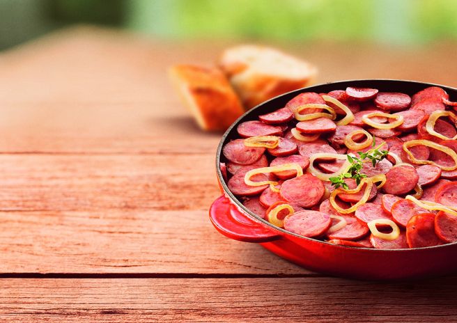 Linguiça Calabresa Acebolada com Pimentões