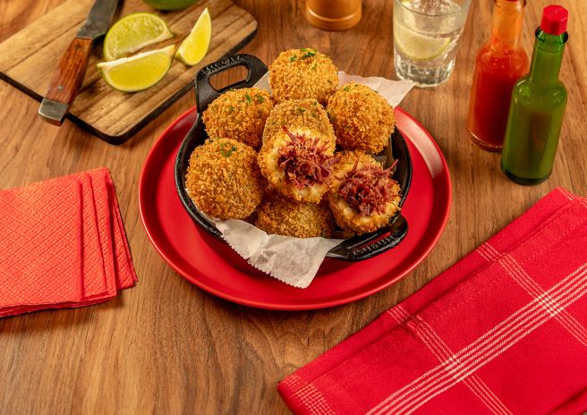 Bolinho de Macaxeira Recheado com Jerked Beef