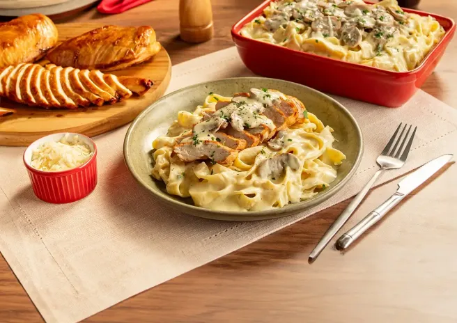 Filé de Peito com Fettuccine com Molho Cremoso de Cogumelos
