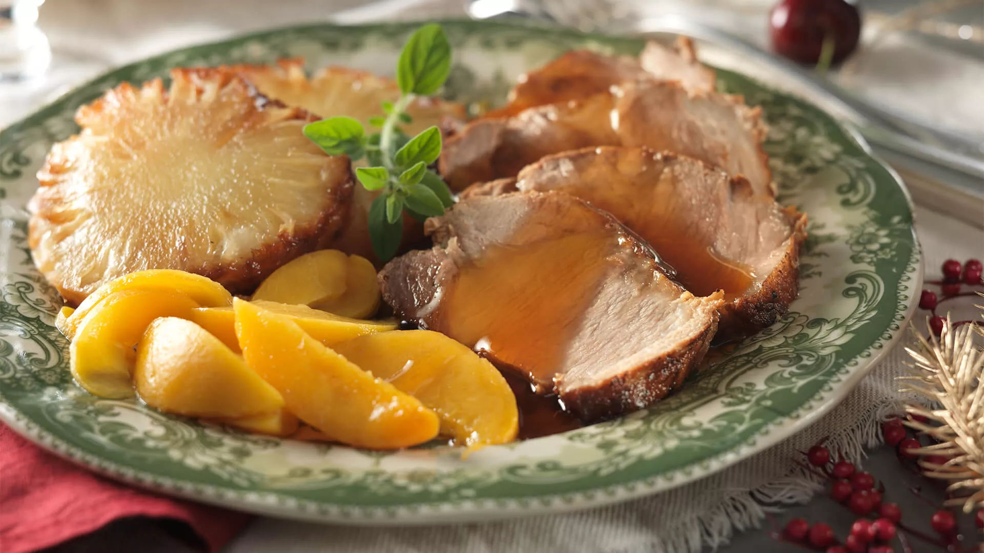 foto da receita Copa Lombo Perdigão Na Brasa Assada Acompanhada Abacaxi e Pêssegos em Calda