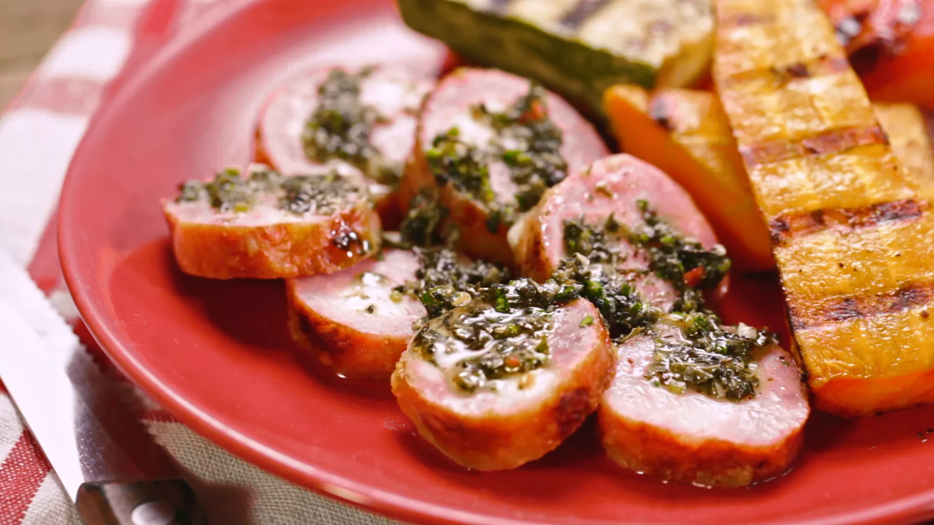 foto da receita Linguiça com Queijo Coalho com Legumes e Molho Chimichurri