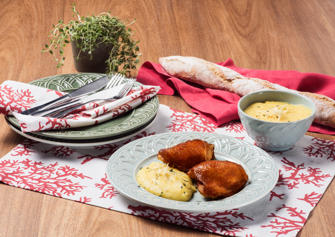 Sobrecoxa Assa Fácil com Purê de Mandioquinha e Gengibre