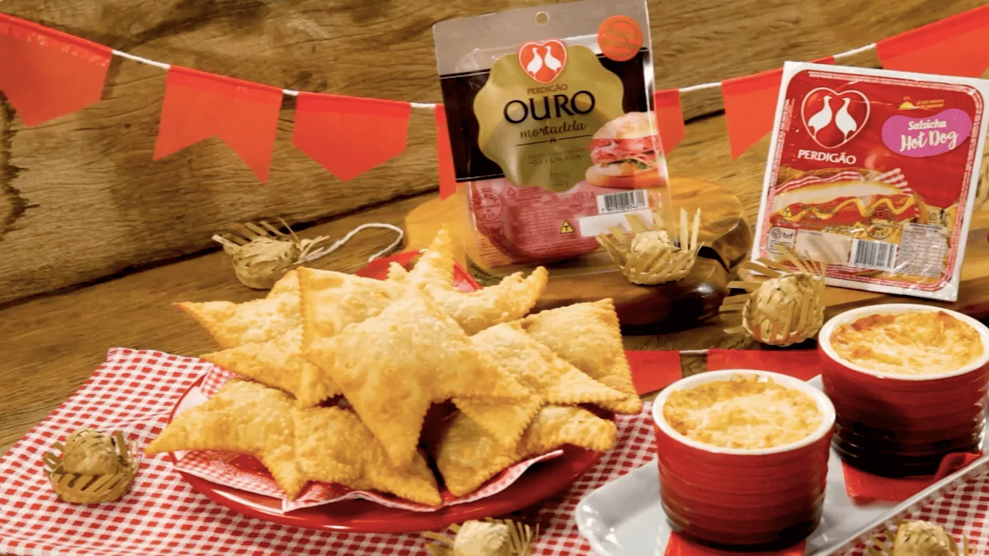 foto da receita Petiscos Juninos Deliciosos: Pastel de Mortadela com Queijo e Escondidinho de Salsicha Perdigão