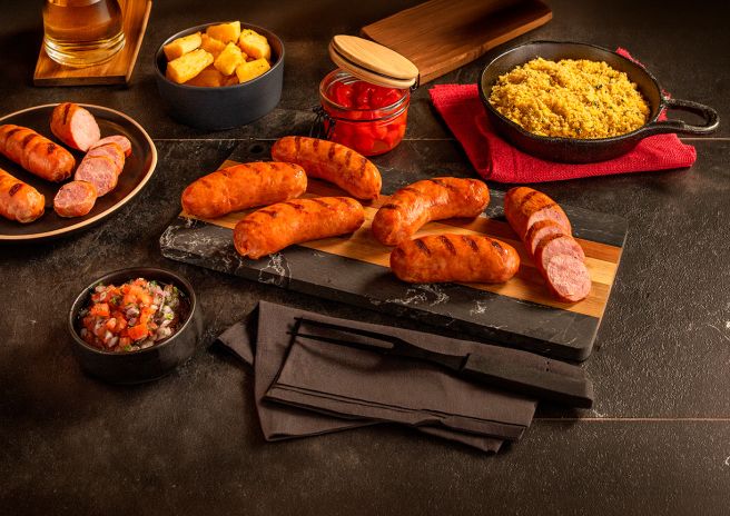 Linguiça de Pernil com Mandioca Frita, Farofa e Vinagrete