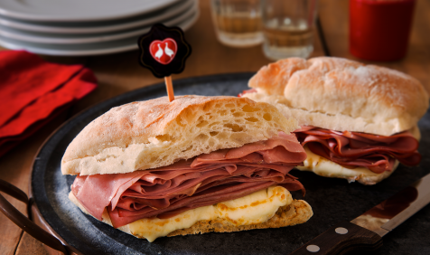 Sanduíche na Ciabatta com Mortadela Ouro e Queijo de Minas Padrão