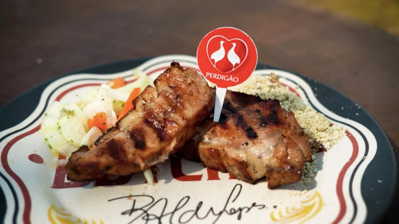 foto da receita Picanha suína ao alho e ervas Perdigão Na brasa com salada de cebola e pimentão vermelho