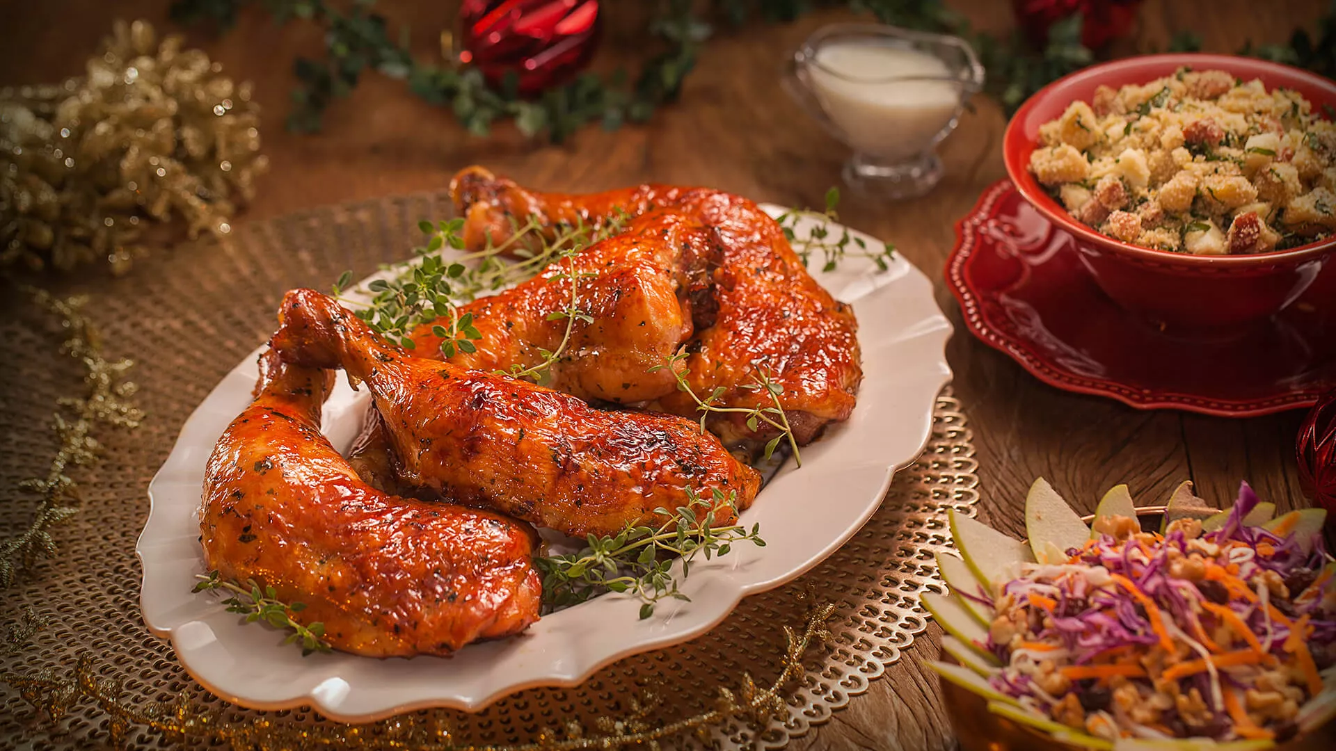 foto da receita Chester Na Brasa Coxa e Sobrecoxa com Farofa de Banana com Couve e Salada de Repolho Natalina