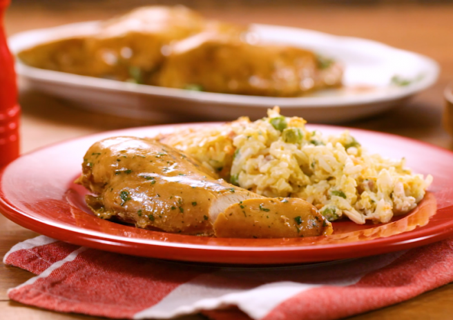 Arroz de forno cremoso com filé de peito Assa Fácil