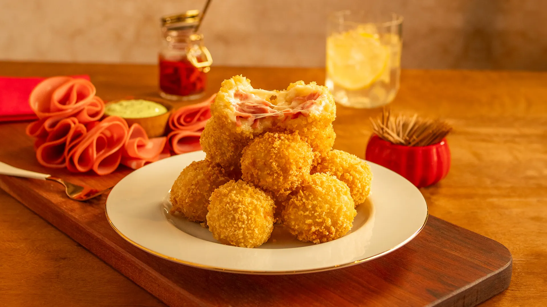 foto da receita Bolinho a Mineira com Mortadela Ouro e Recheio de Queijo