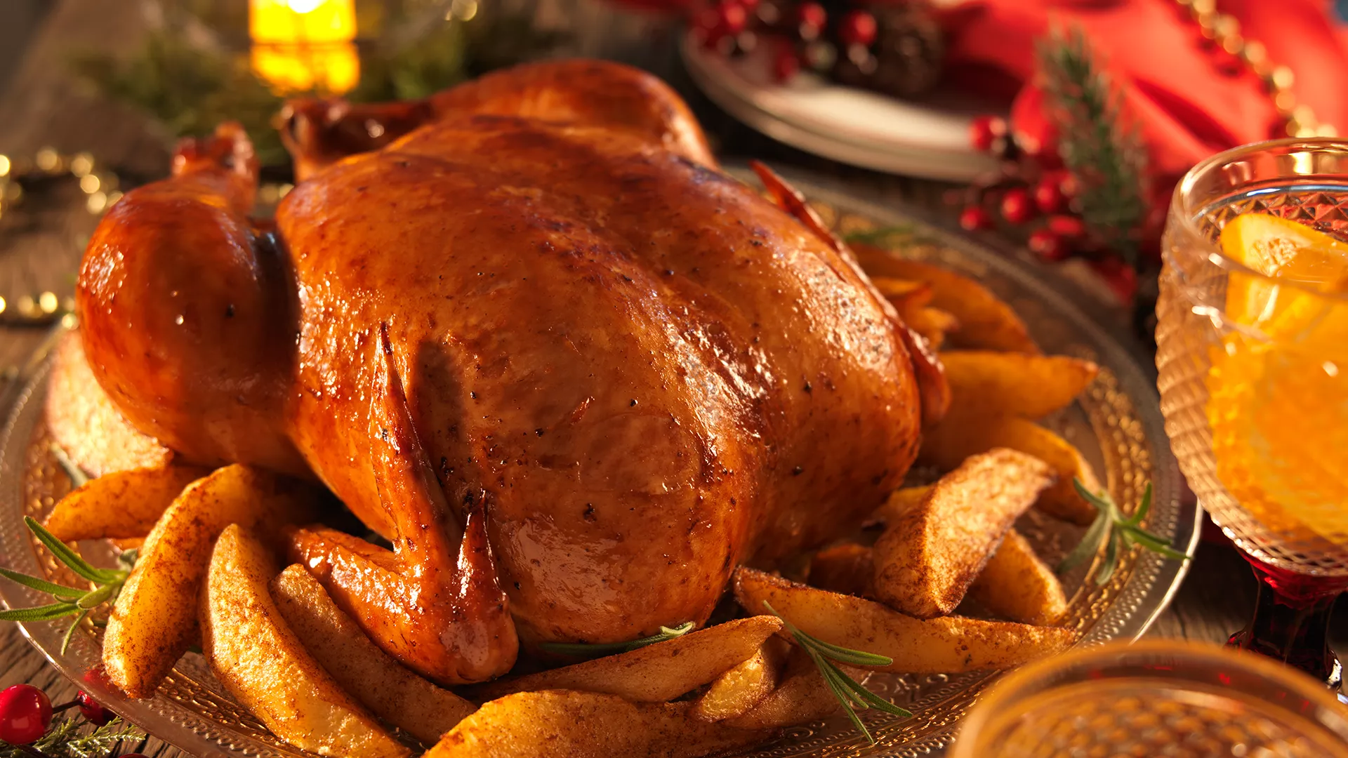 foto da receita Chester assado acompanhado de batatas rústicas com páprica defumada