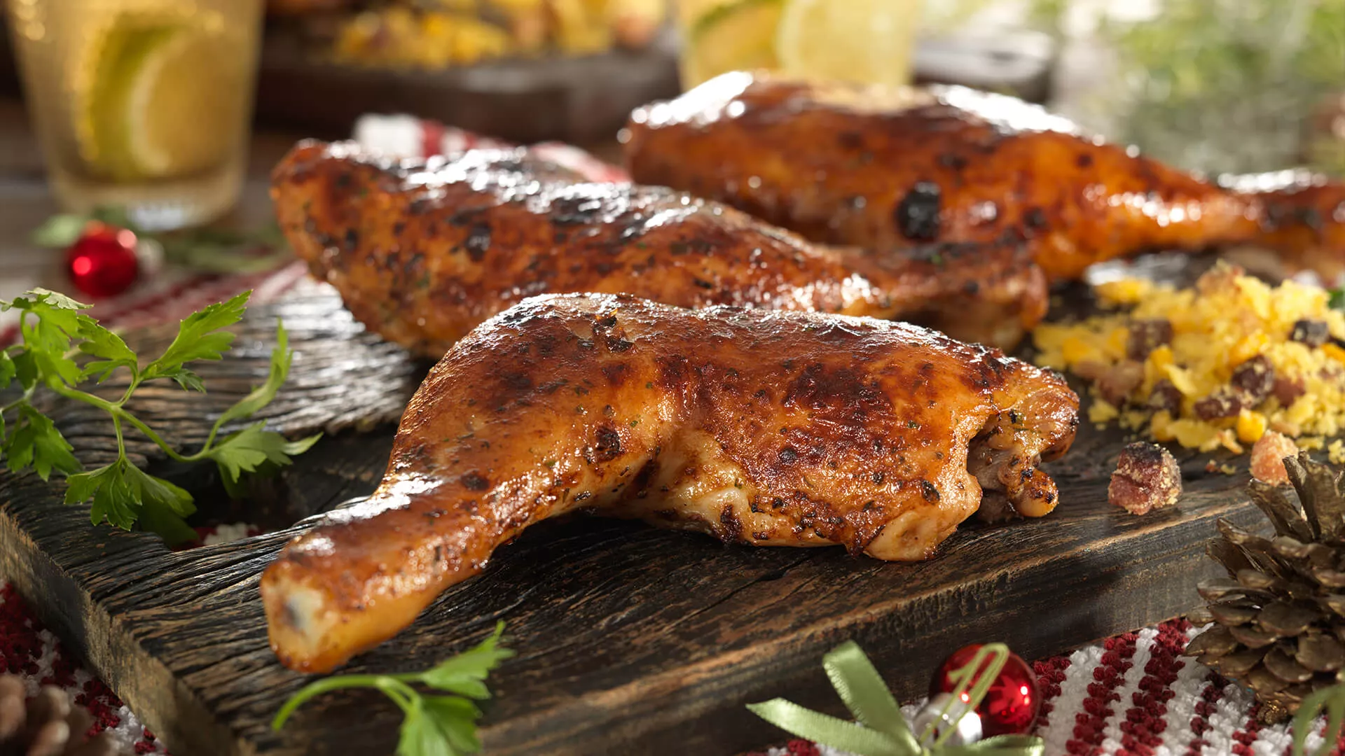 foto da receita Sobrecoxa de Chester Na Brasa com Farofa de Milho com bacon e passas