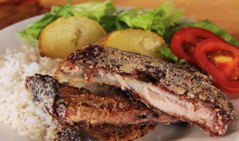 Costela Suína com Farinha de Mandioca