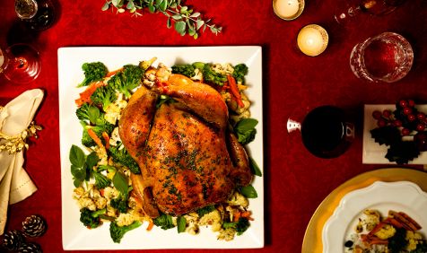 Chester Perdigão assa fácil ao pesto com roast de vegetais