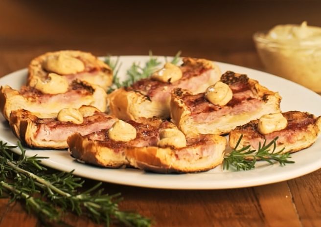 Pão de Linguiça de Pernil Na Brasa com Mostarda Dijon