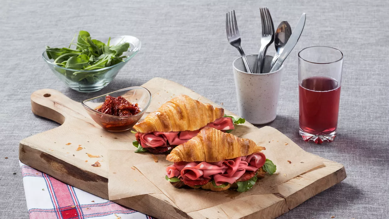 foto da receita Croissant com Mortadela Ouro, Tomate Seco e Rúcula Selvagem