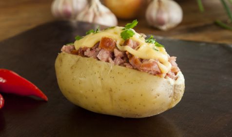 Batata Assada com Linguiça Toscana ao Alho e Ervas