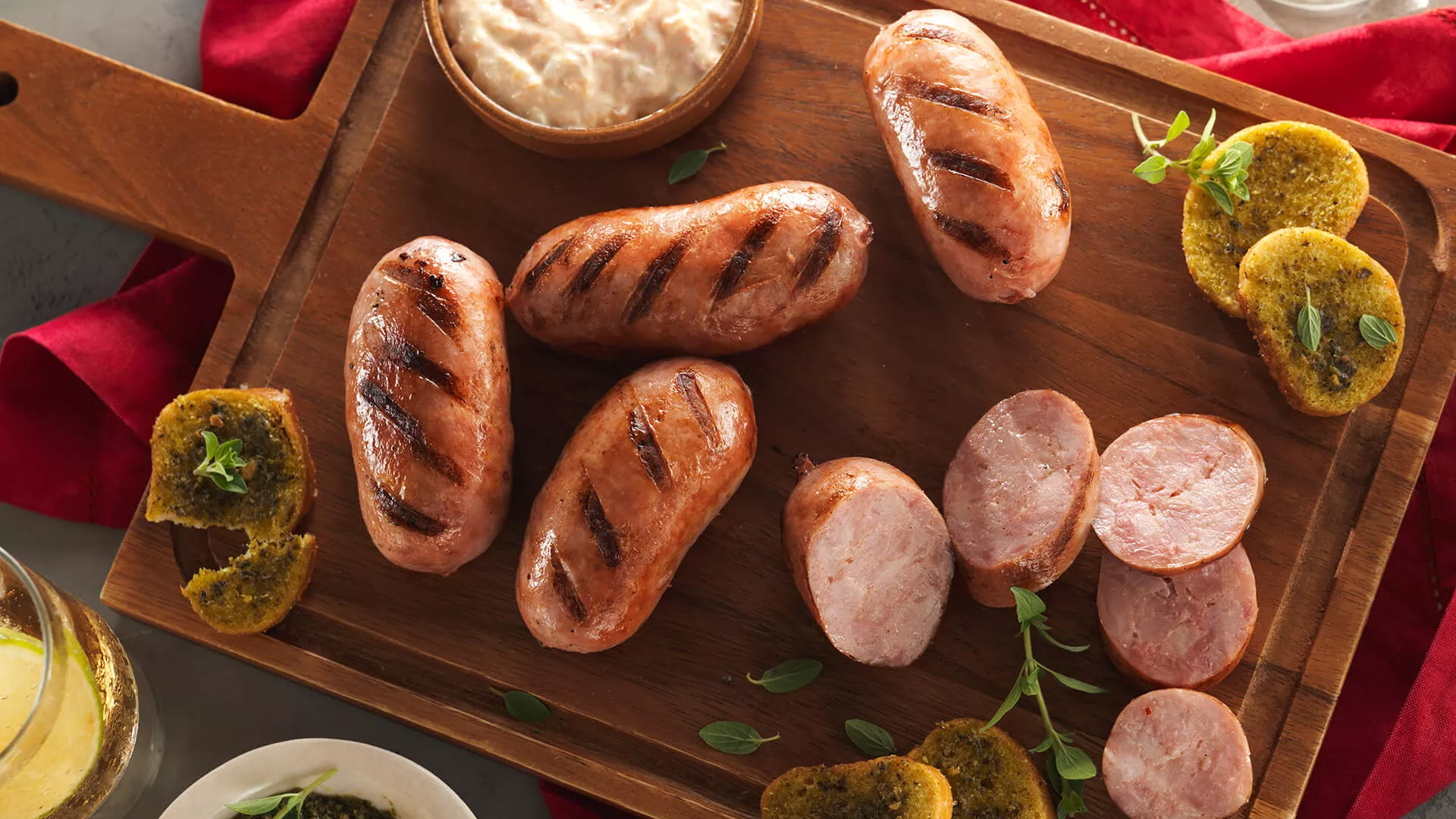 foto da receita Linguiça Toscana Perdigão com Molho Tártaro e Torradas ao Pesto