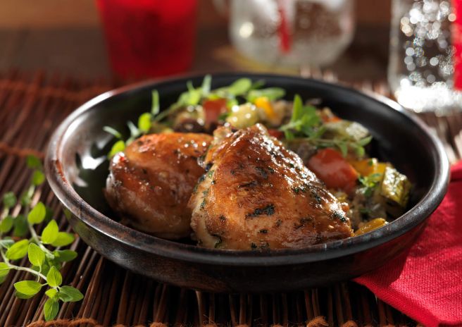 Sobrecoxa de Frango com Osso Assa Fácil e Caponata de Berinjela