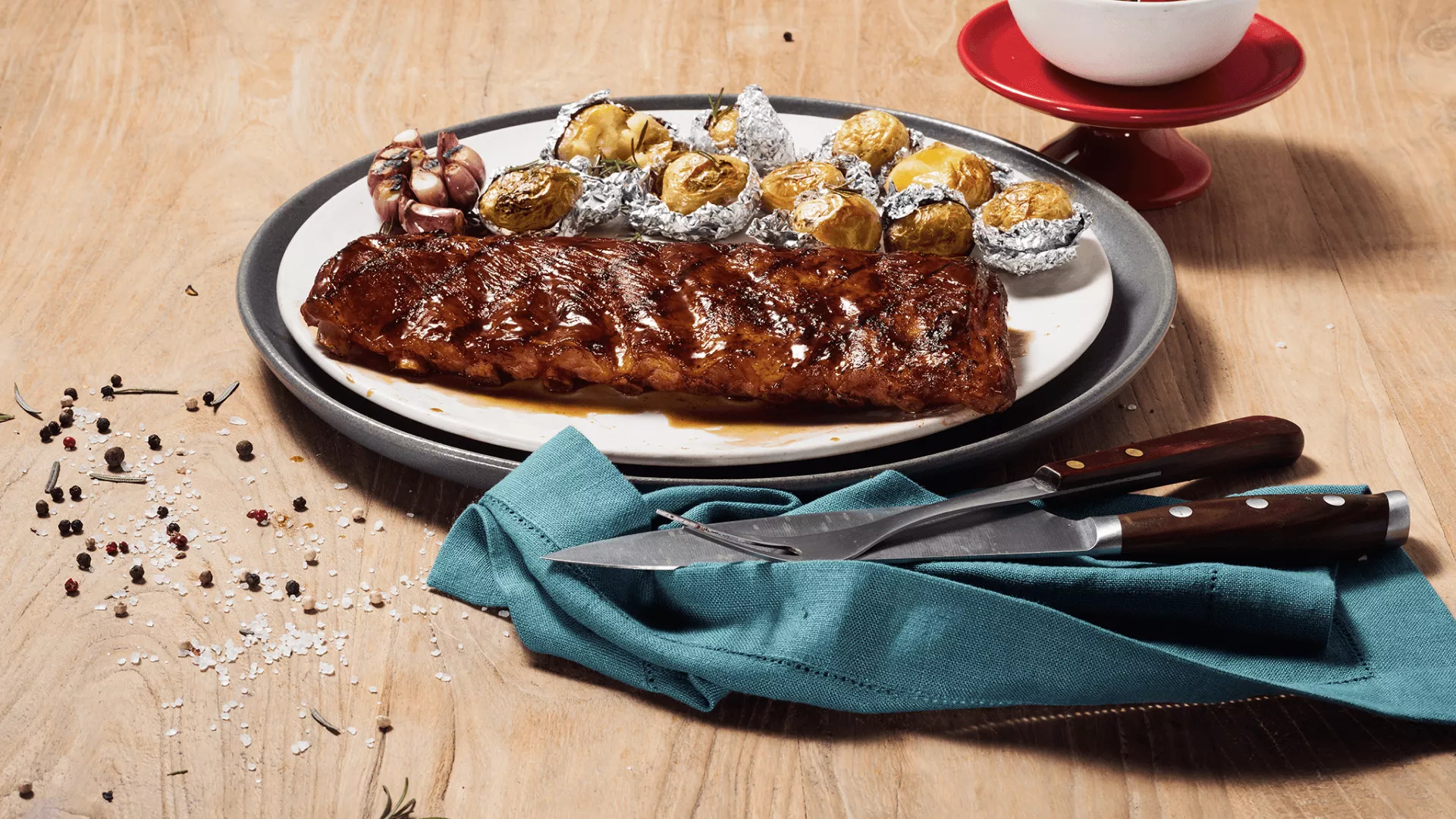 foto da receita Costela Suína Sabor Barbecue com Batata Assada