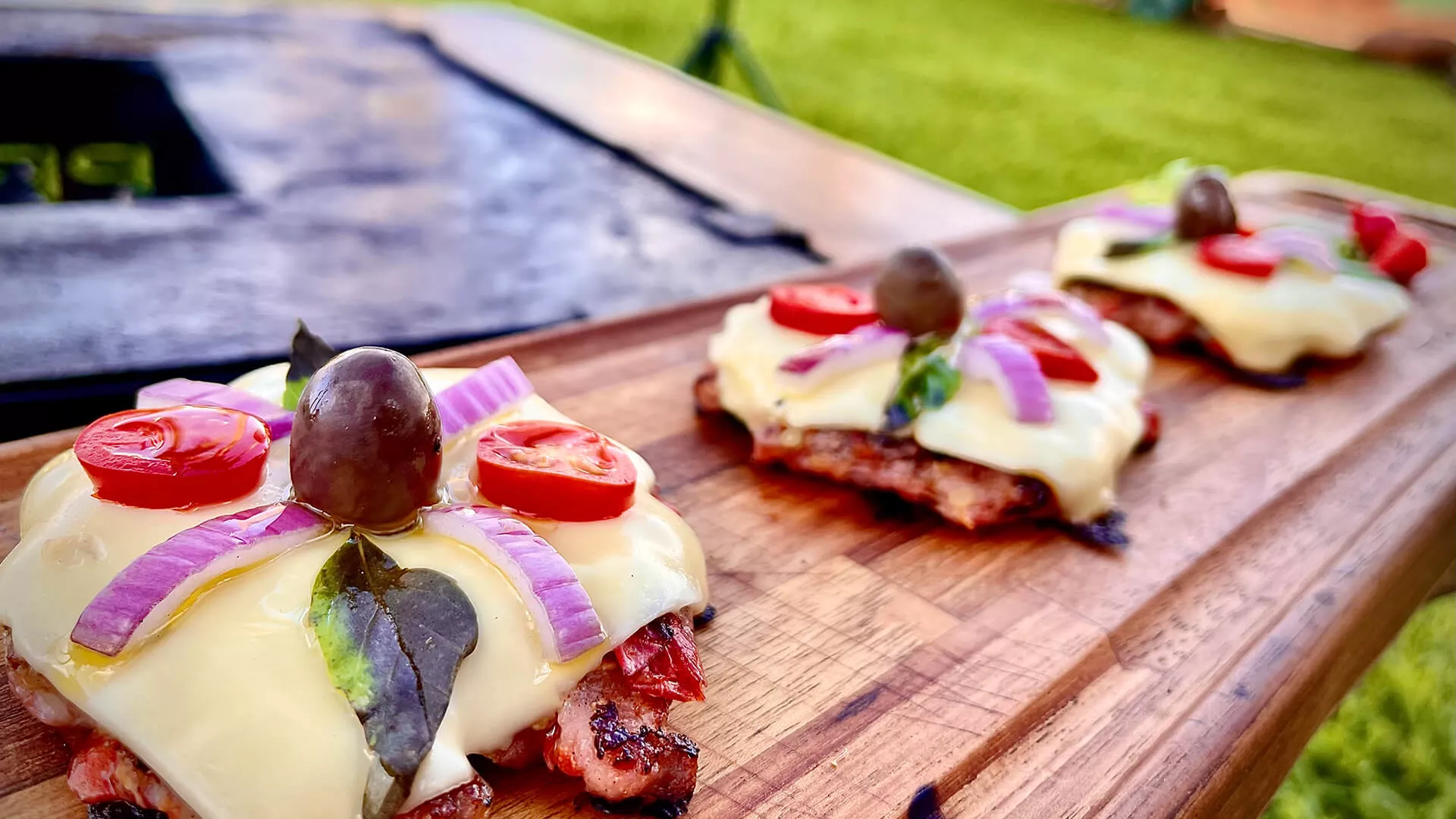 foto da receita Mini Pizza de Linguiça Toscana com Pimenta Biquinho Perdigão na Brasa