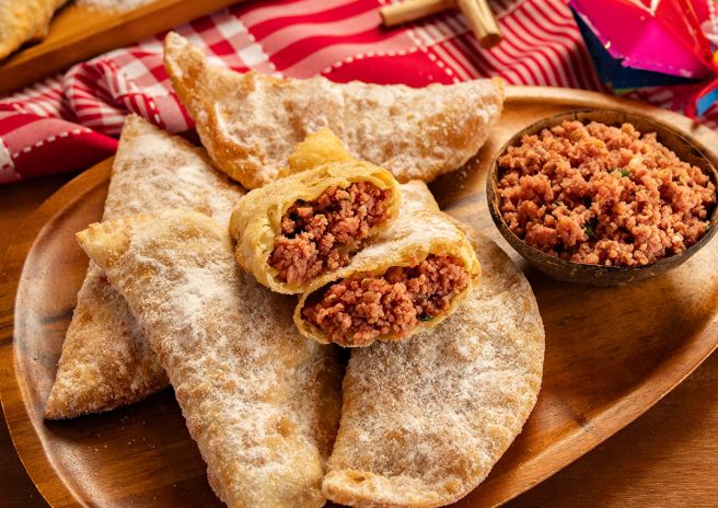 Pastel de Festa com Calabresa Moída Passado no Açúcar