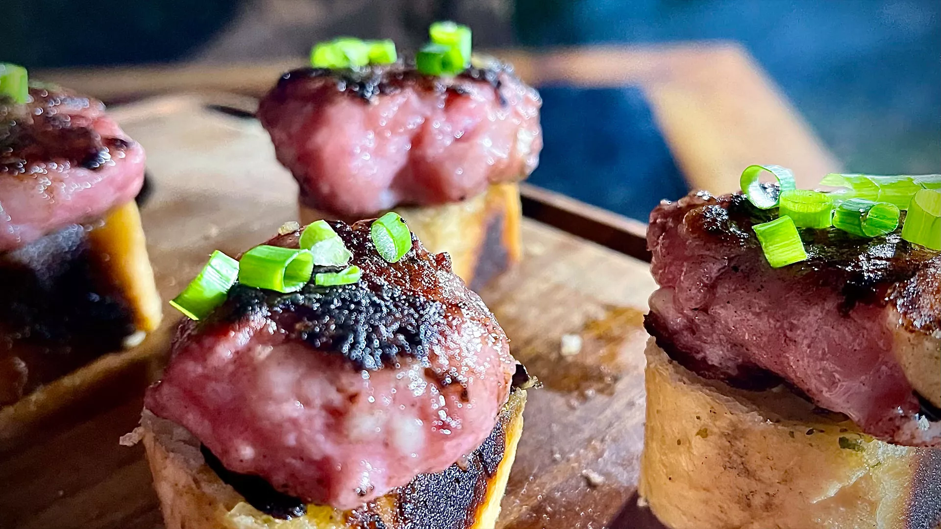 foto da receita Bruscheta de Pão de Alho com Linguiça com Queijo Coalho