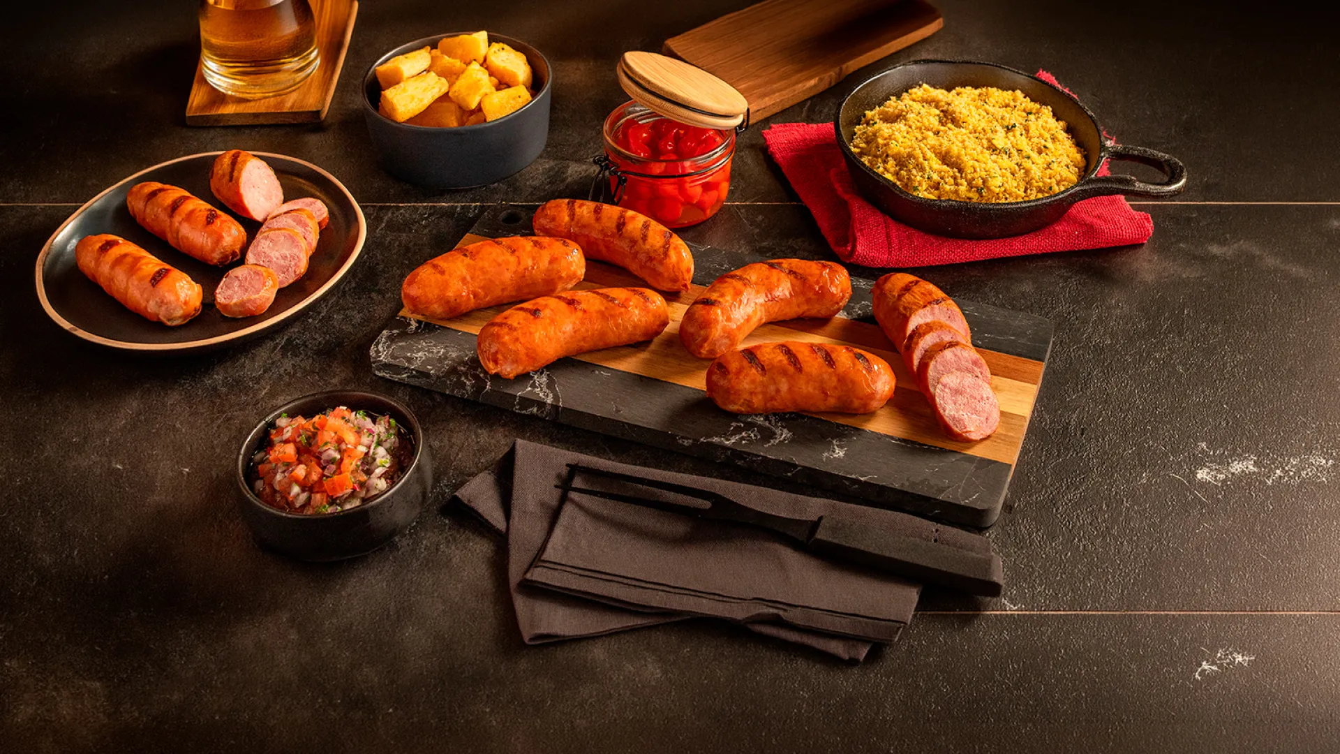 foto da receita Linguiça de Pernil com Mandioca Frita, Farofa e Vinagrete