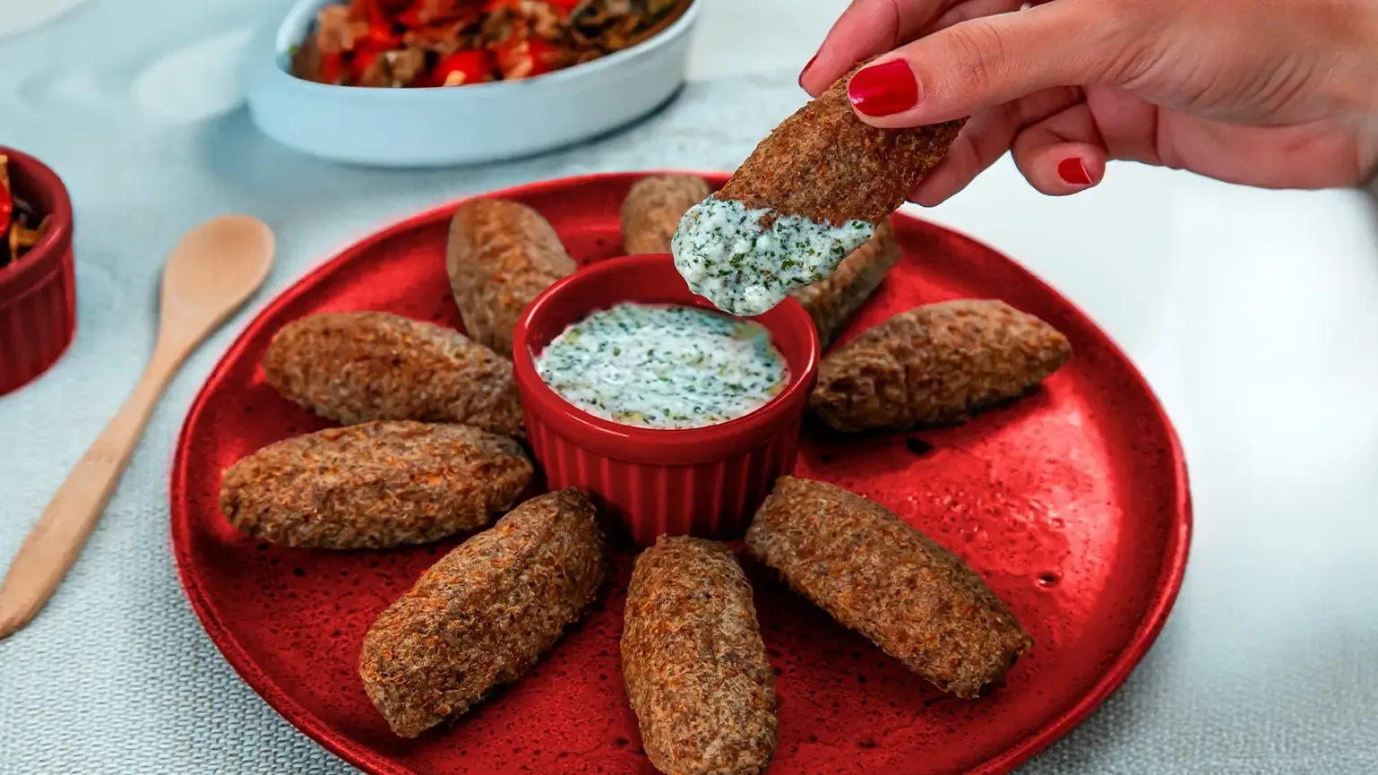 foto da receita Kibe na Air Fryer com Molho de Hortelã e Cebola Frita