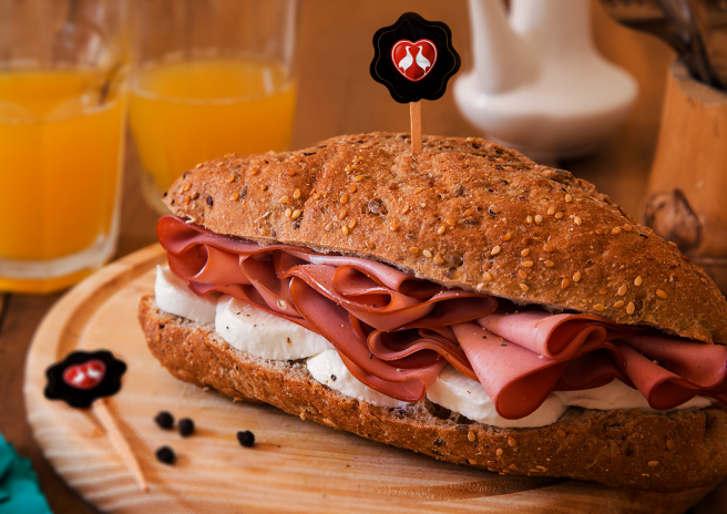 Sanduíche no Pão Multigrãos com Mortadela Ouro e Muçarela de Búfala