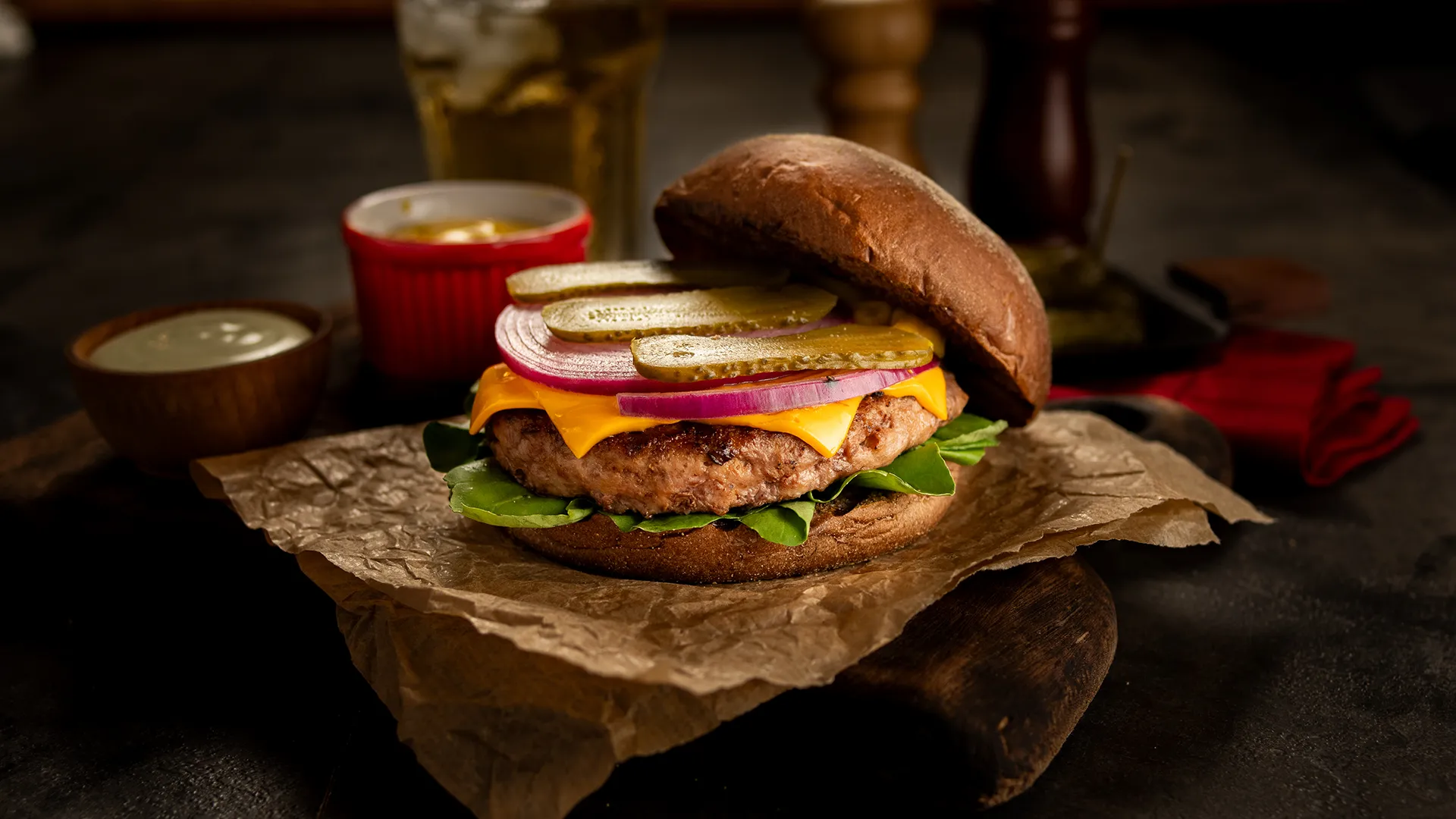 foto da receita Cheeseburguer de Picanha com Rúcula, Picles de Pepino e Fatias de Cebola Roxa
