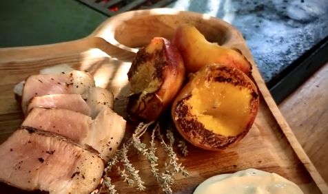 Picanha Suína Perdigão na Brasa com Creme de Gorgonzola e Pêssegos