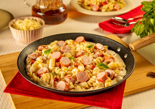 Macarrão Parafuso Cremoso com Salsicha