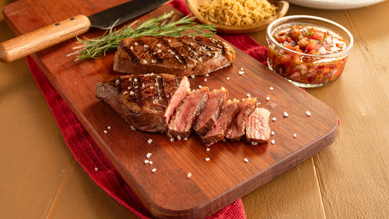 foto da receita Picanha Perdigão na Brasa com Farofa e Vinagrete