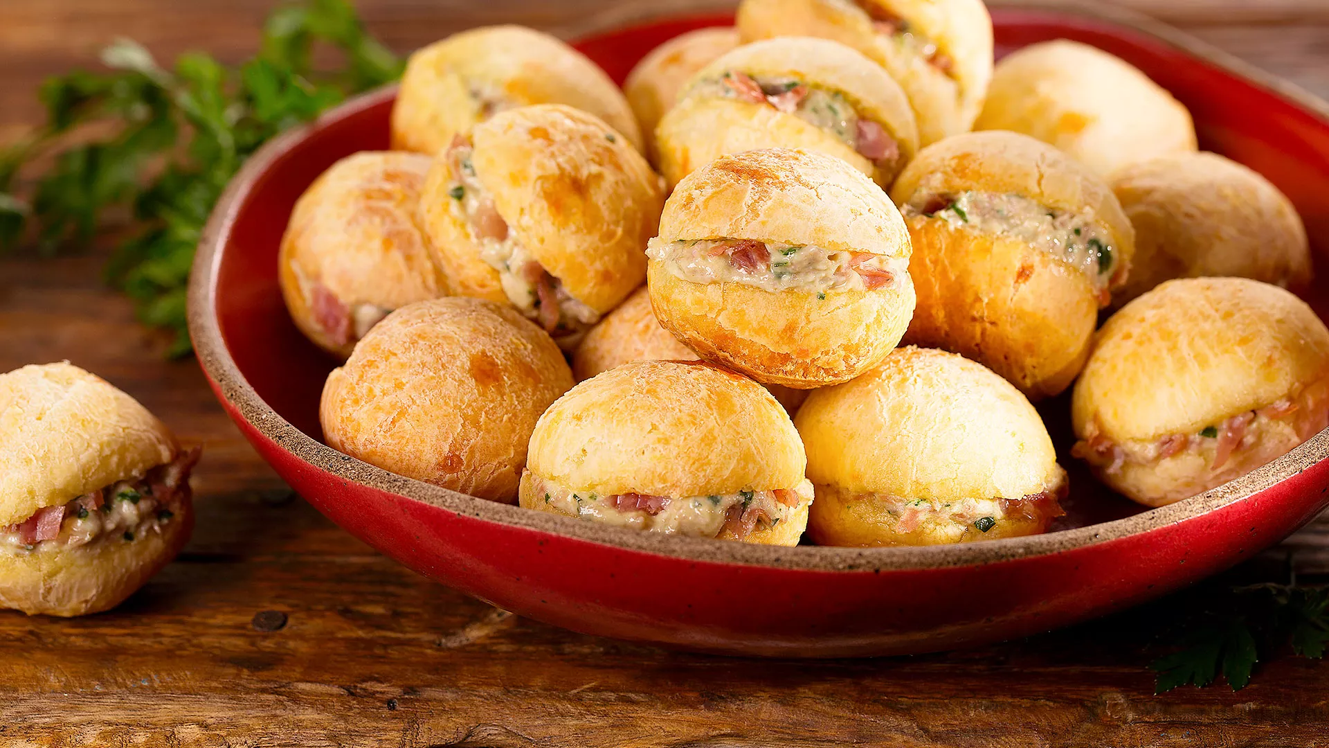 foto da receita Pão de Queijo Tradicional Recheado com Patê de Salame