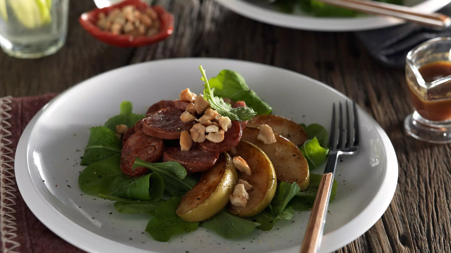 foto da receita Salada de Linguiça Portuguesa com Maçãs ao Vinagrete e Castanhas