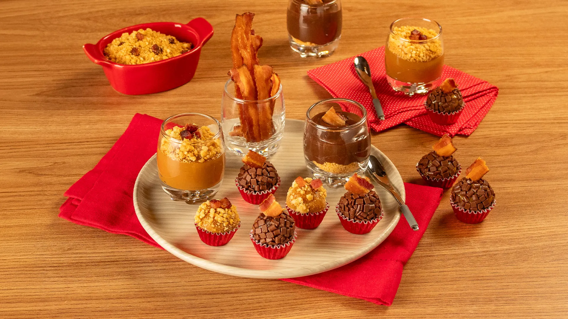 foto da receita Brigadeiro de Caramelo e Brigadeiro Tradicional com Farofa Doce de Bacon