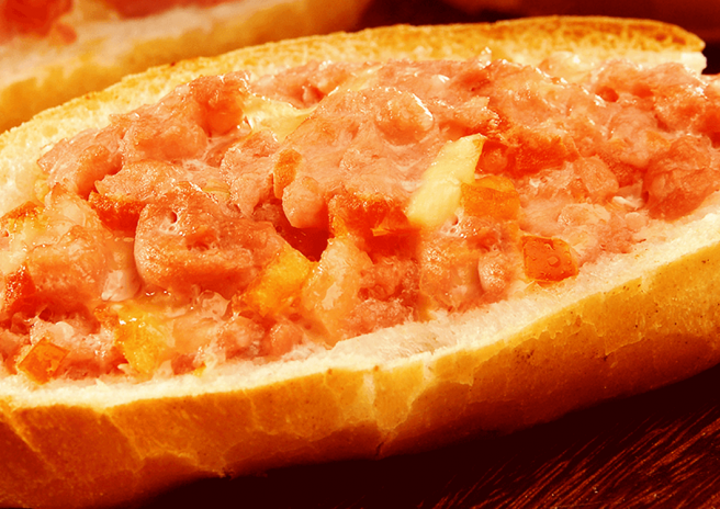 Linguiça Toscana Na Brasa com Vinagrete no Pão