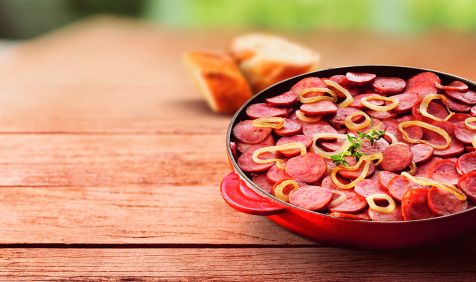 Linguiça Calabresa Acebolada com Pimentões