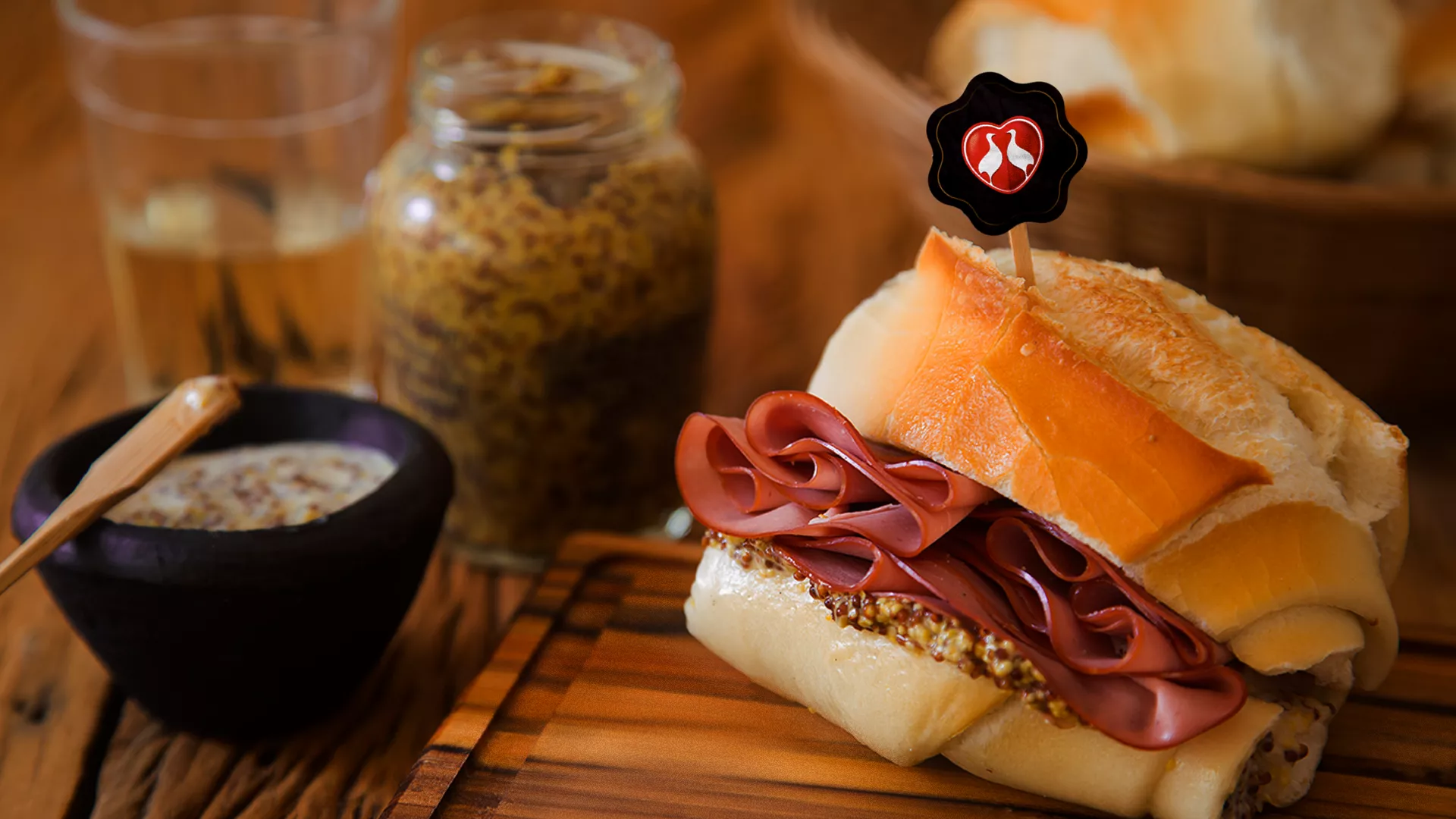 foto da receita Sanduíche no Pão Francês com Mortadela Ouro e Molho de Mostarda