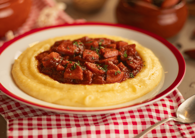 Ragu de Linguiça Calabresa com Purê de Macaxeira