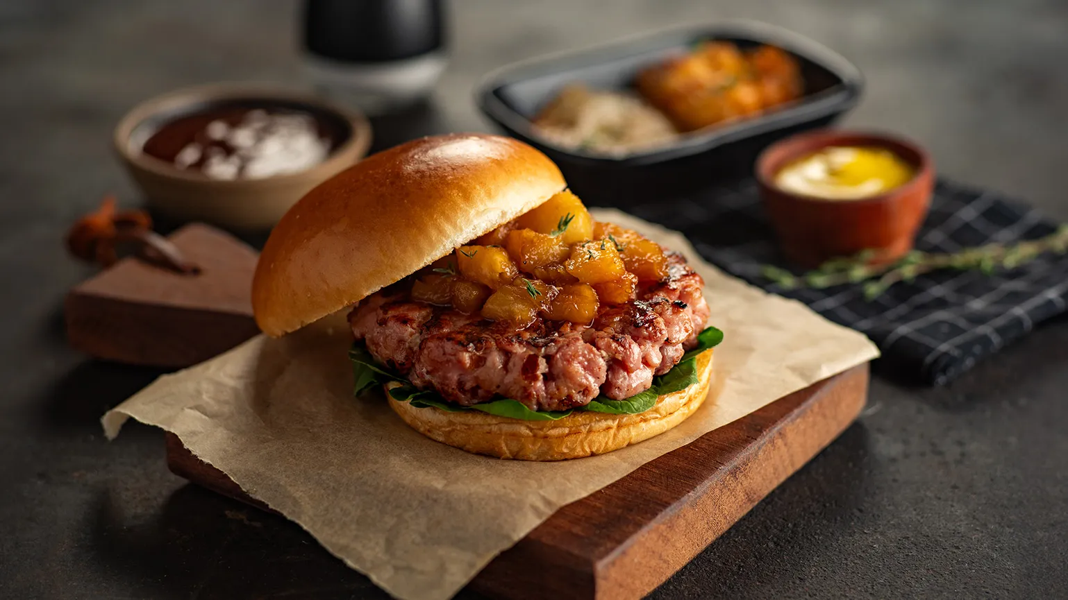 foto da receita Hambúrguer de Linguiça Toscana com Abacaxi Caramelizado