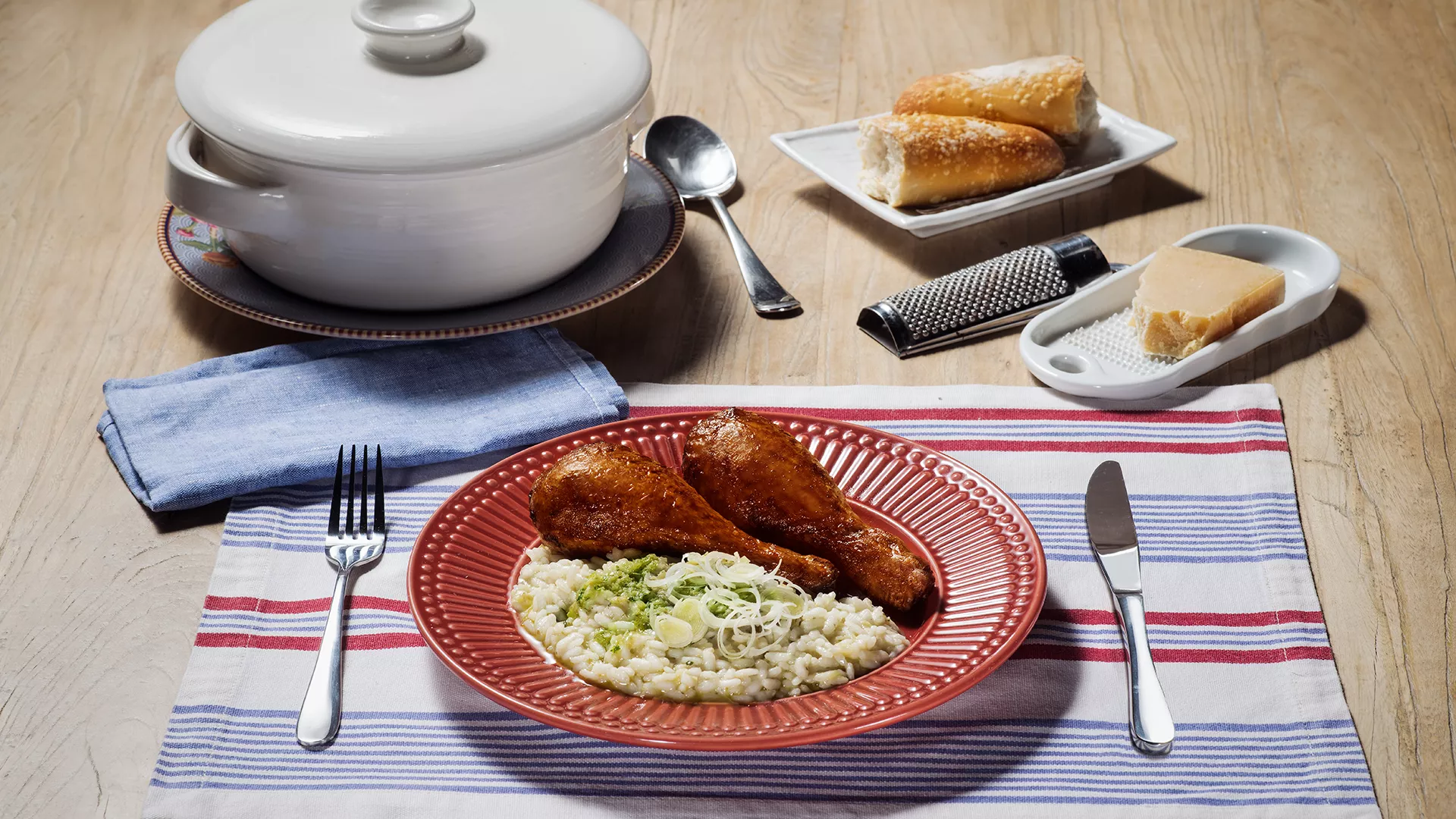 foto da receita Coxa Assa Fácil com Risoto de Pesto e Alho-Poró