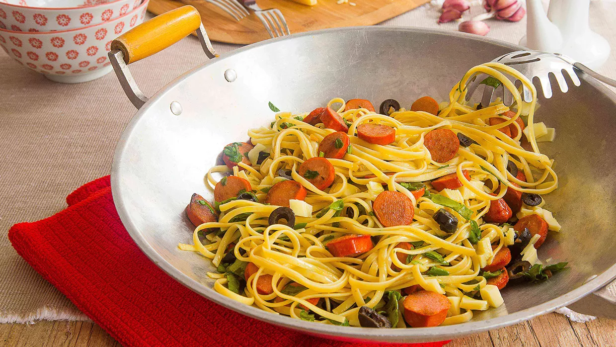 foto da receita Massa de Frigideira com Salsicha e Espinafre
