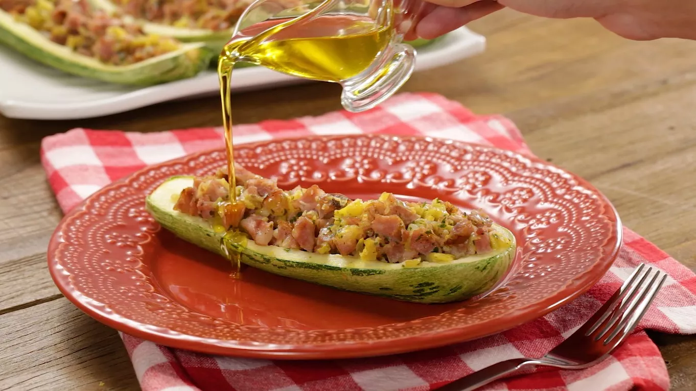 foto da receita Abobrinha Rechadas com Linguiça Toscana Perdigão Na Brasa na Grelha