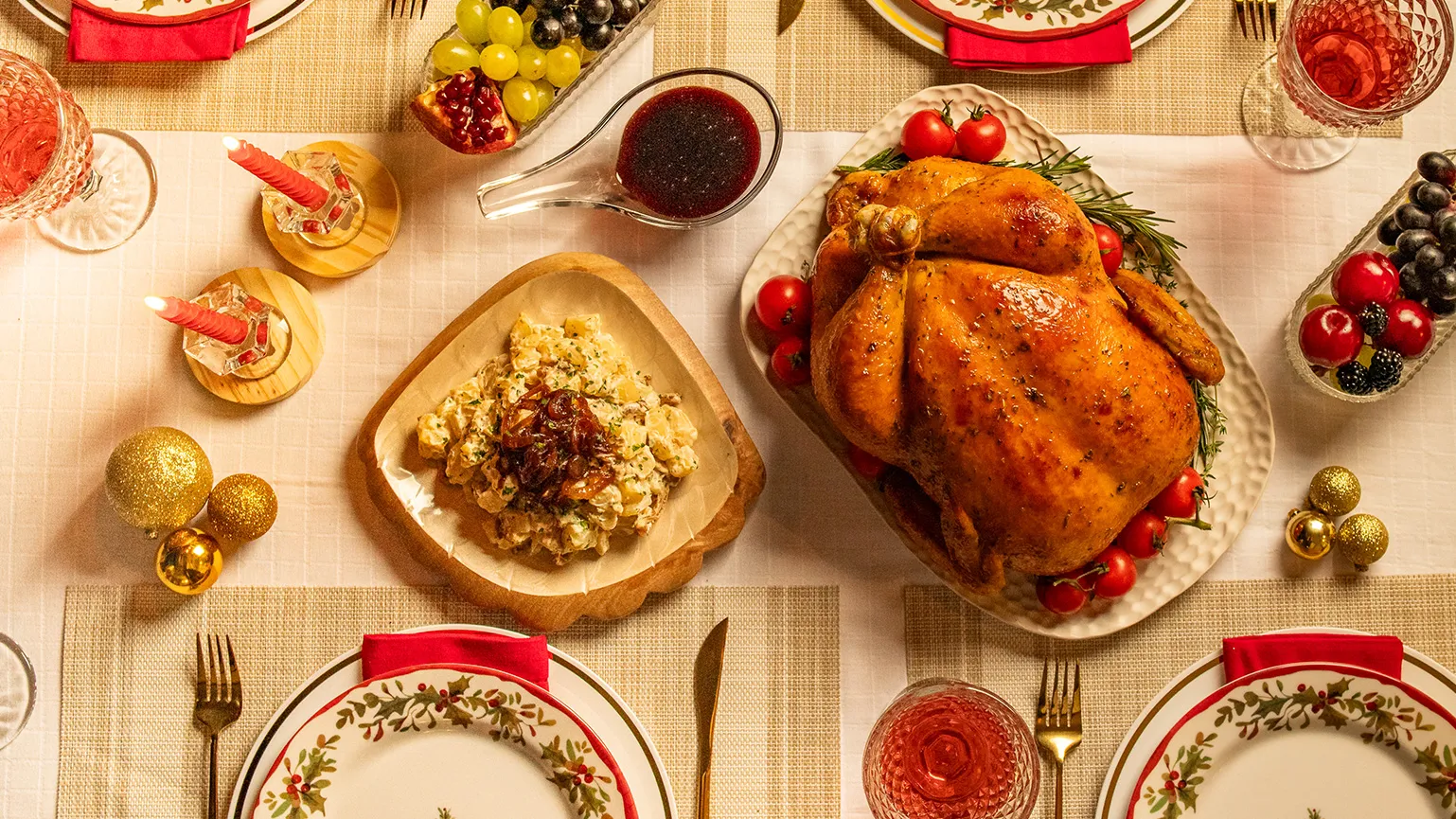 foto da receita Chester® Perdigão Azeite e Ervas com Salada de Batata com Cebola Caramelizada e Cream Cheese e Molho de Jaboticaba