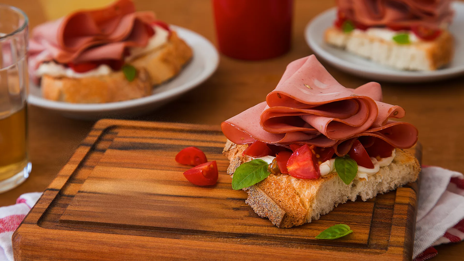 foto da receita Brusqueta com Cream Cheese, Tomate-Cereja, Manjericão e Mortadela Ouro