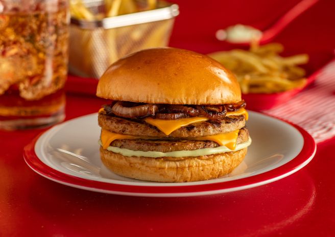 Hambúrguer com Cheddar e Cebola Caramelizada
