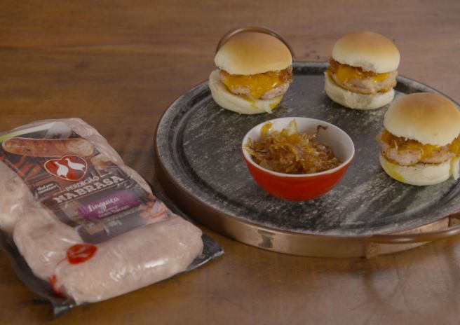Hambúrguer de Linguiça de Frango com Bacon Na Brasa